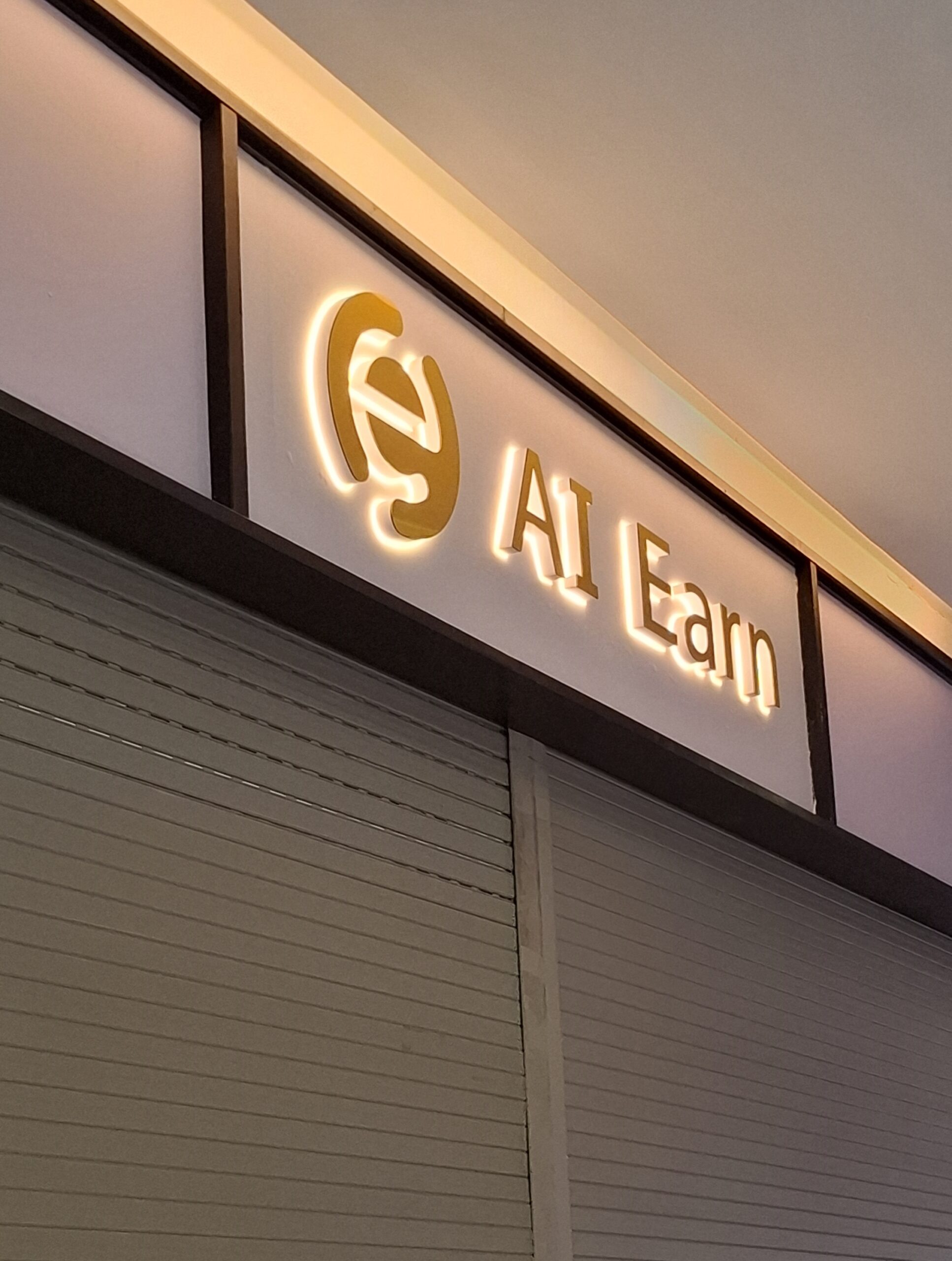 Bảng Hiệu Chữ Alu Vàng Gương – Đèn Sáng Chân Sang Trọng Và Hiện Đại - Ảnh 3